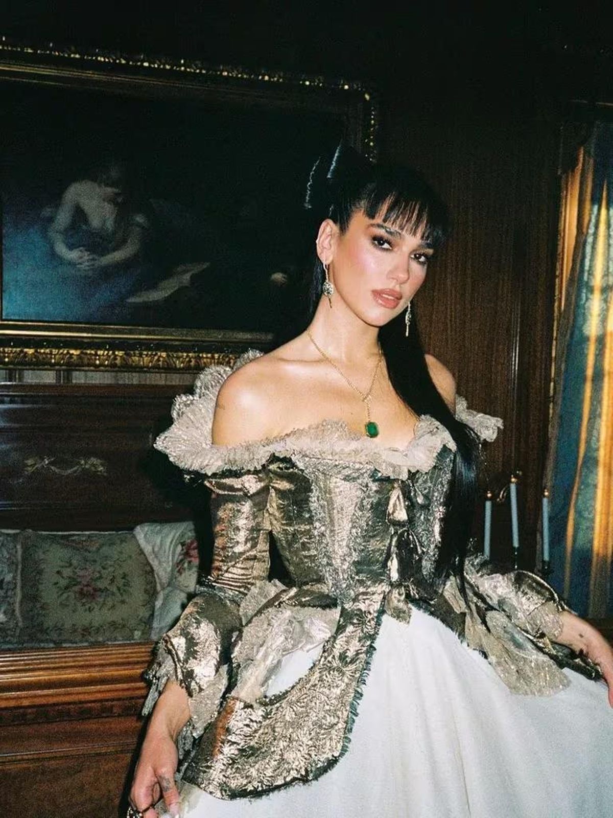 Un 'deepfake' de Dua Lipa con un vestido generado por inteligencia artificial