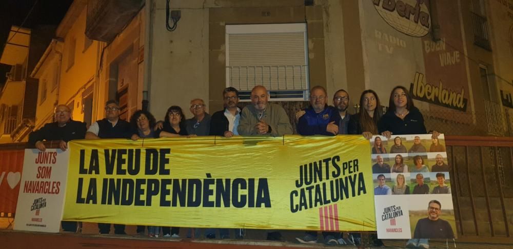 Penjada de cartells de Junts per Catalunya al Bage