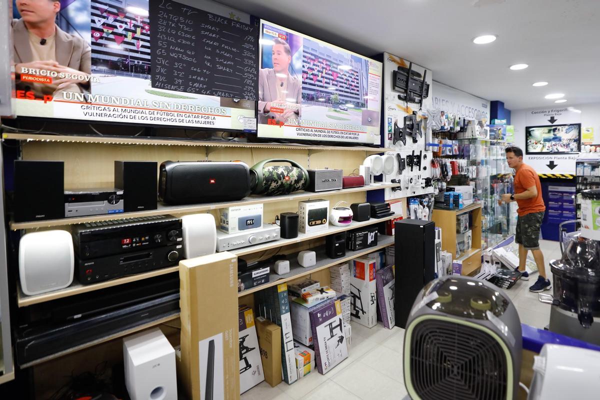 Galería de imágenes de los comercios de cara al Black Friday en Ibiza