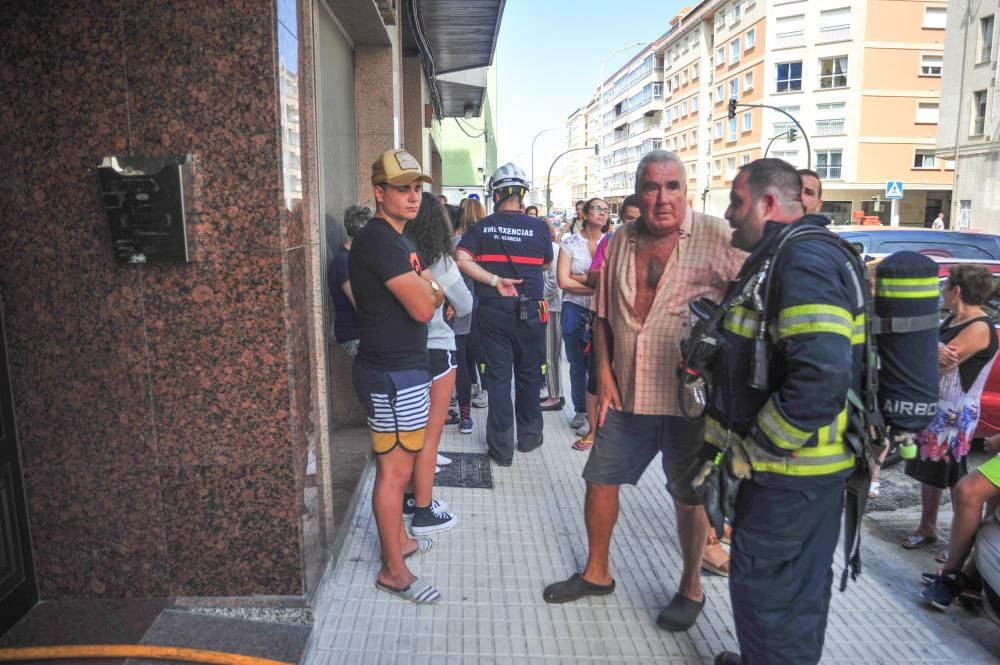 Cinco intoxicados por humo a causa de un incendio en una vivienda de Vilagarcía. El fuego comenzó en la cocina de la séptima planta de un edificio en Rosalía de Castro