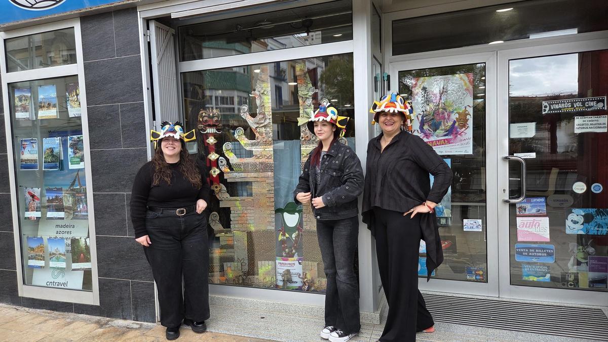 Comerciantes disfrazados, delante de un negocio.