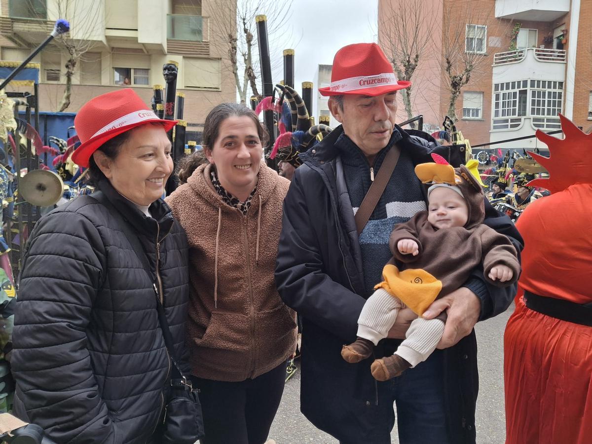 Soledad Hernández, acompañada de familia y su bebé de dos meses.