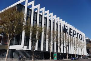 Archivo - Fachada de la sede de Repsol en Madrid,.