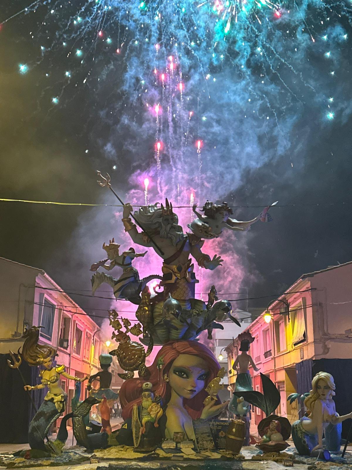 La falla Sants Patrons ha ardido esta noche en el primer turno en Alzira.