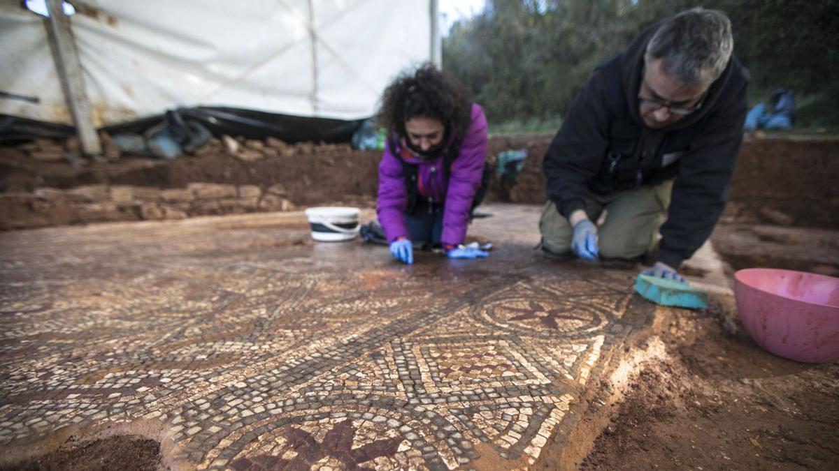 Los arqueólogos Marta Corrada y Alejandro Sánchez, durante la excavación del mosaico en 2019.