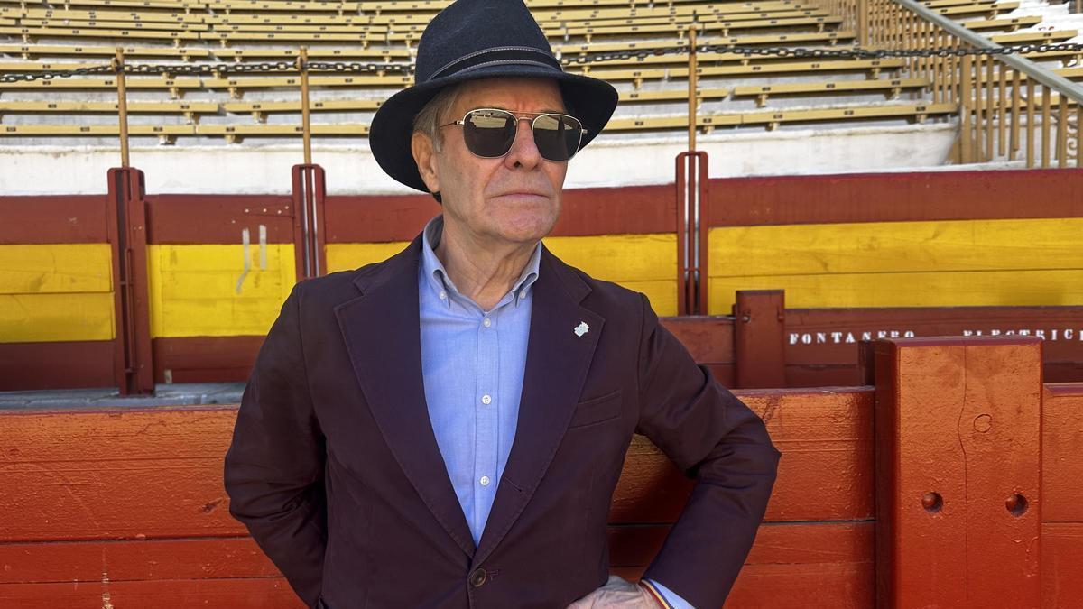 El maestro Gregorio Tébar Pérez, 'El Inclusero', en la plaza de toros de Alicante, tras la entrevista.