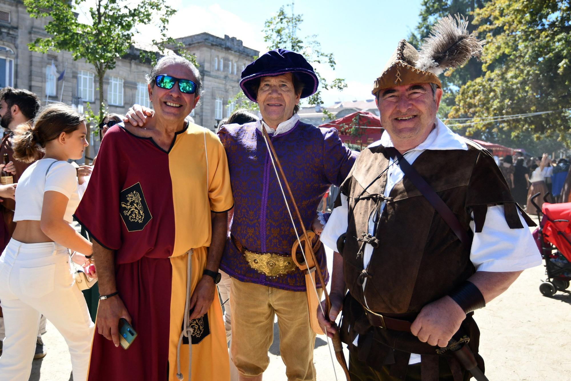 Cortesanos, bufones, damas y caballeros celebran el retorno de su señor: la Feira Franca anima Pontevedra