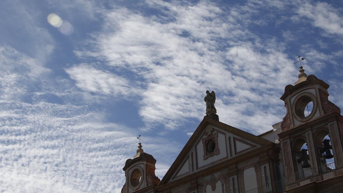 Nubes sobre el cielo de Córdoba, tras la fachada del Palacio de la Merced.