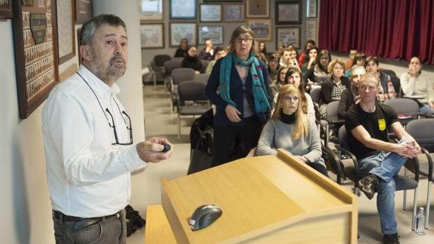 El catedrático Paulino Martínez, durante su ponencia. // Brais Lorenzo