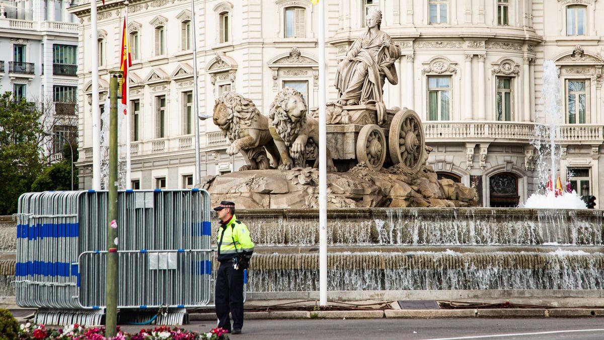 Imagen de vallas apiladas en la Plaza de Cibeles donde se espera que los aficionados acudan tras la victoria del Real Madrid en La Liga.