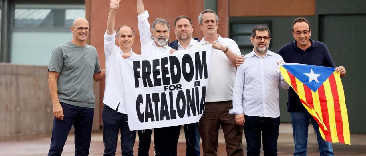 Los presos del 'procés' abandonan la cárcel tras el indulto del Gobierno.
