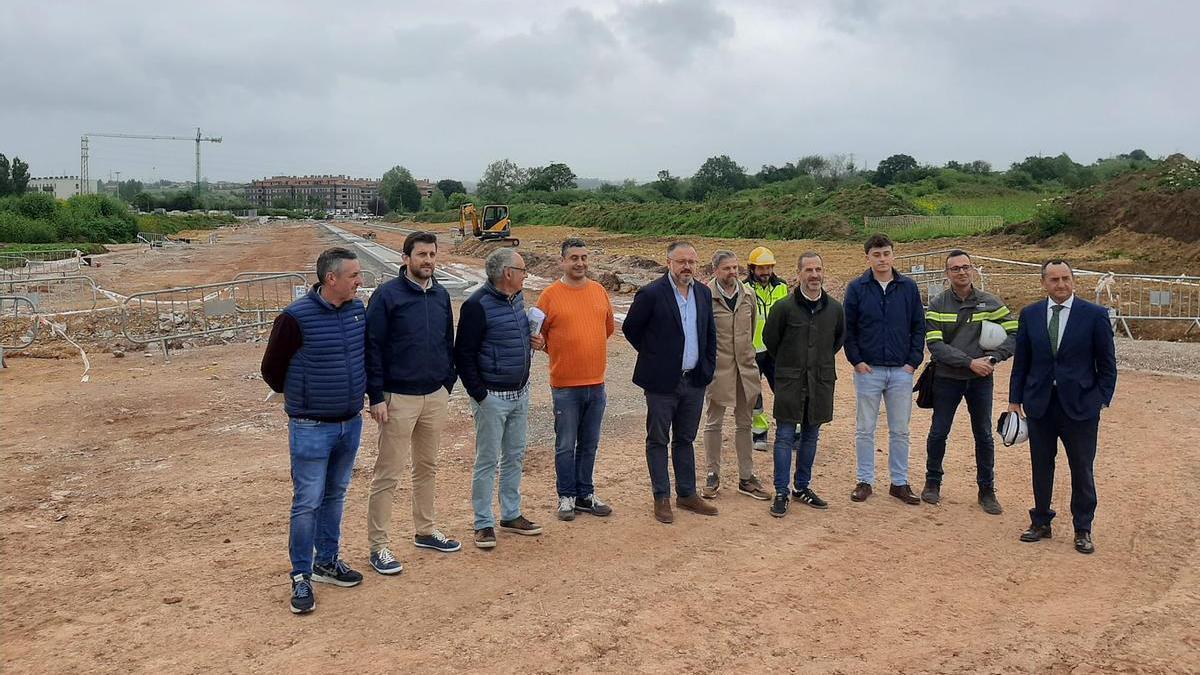 Por la izquierda los técnicos municipales David Navarro, Juan Freije y Juan Carlos Álvarez; el edil Javier Rodríguez, Joel García, de la empresa constructora del bulevar; Manuel Martino, del Grupo Casado; el alcalde Ángel García, Oscar García y Diego Gómez, de la empresa constructora del bulevar y Pablo Urbeti, del Grupo Casado