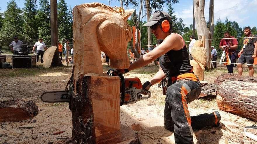 Arriba, escultura en madera con motosierra; abajo, una máquina forestal en pleno rendimiento.