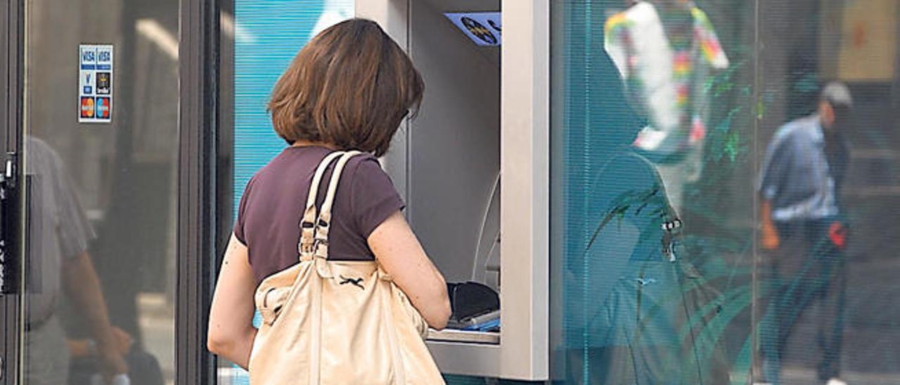 Una ciudadana retira dinero de un cajero automático en la capital grancanaria.