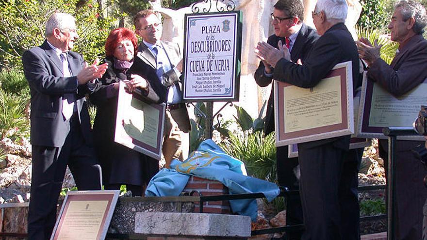 Protagonistas. Cuatro de los descubridores y la viuda del quinto, el fallecido José Luis Barbero, junto al alcalde, José Alberto Armijo.