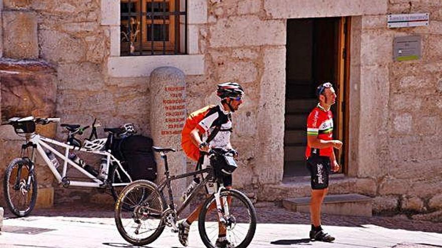 Dos peregrinos, con sus bicicletas, en un albergue de Zamora.