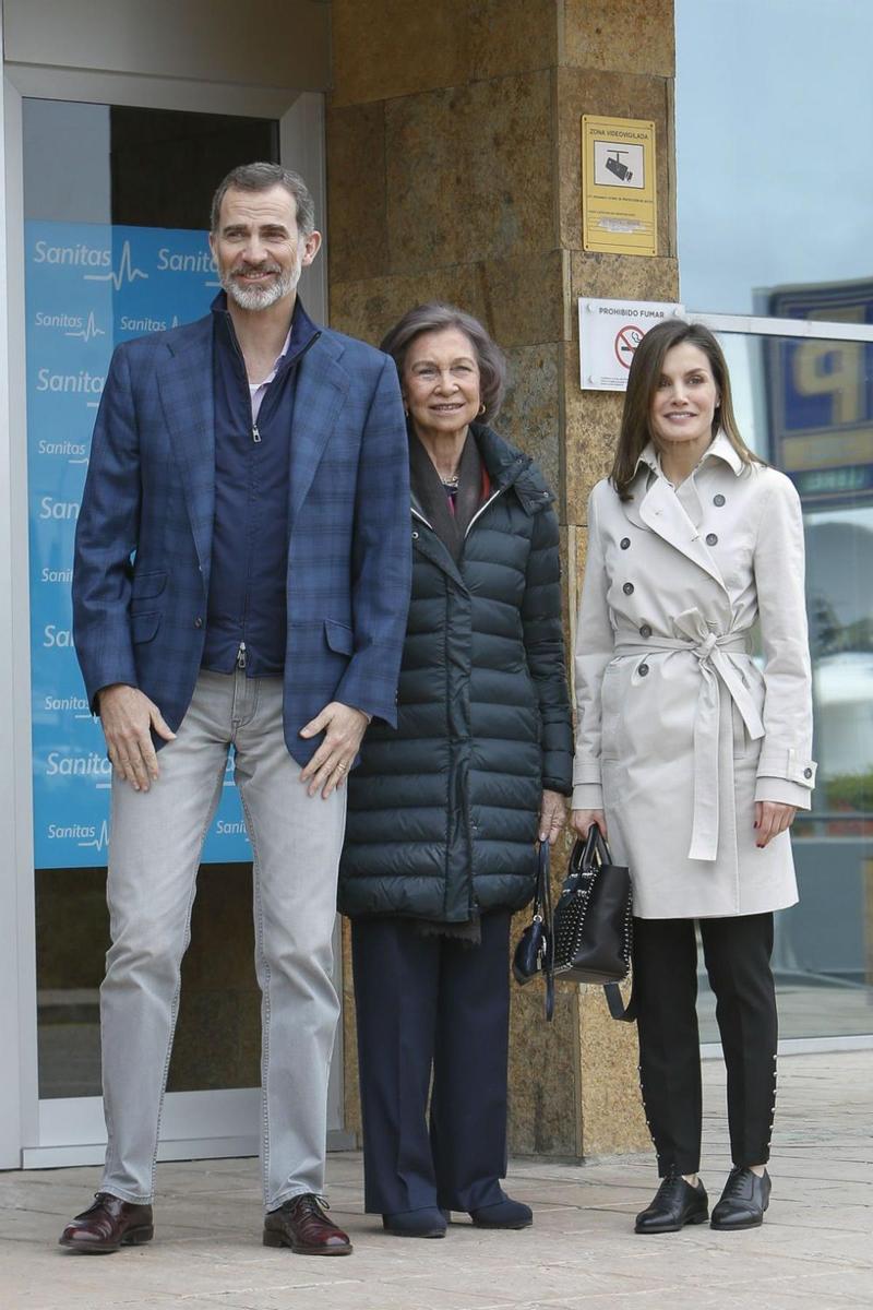 Los Reyes junto a Doña Sofía visitan al Rey Juan Carlos