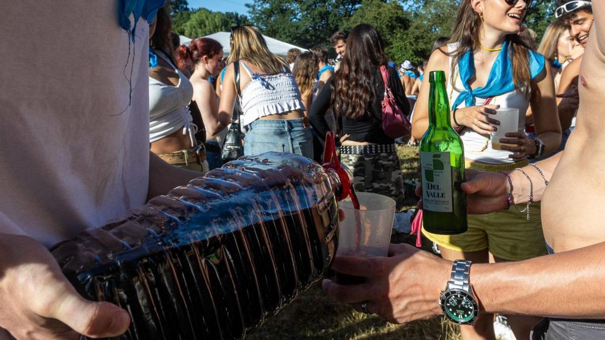 Jóvenes participando en un botellón en una reciente fiesta de verano.