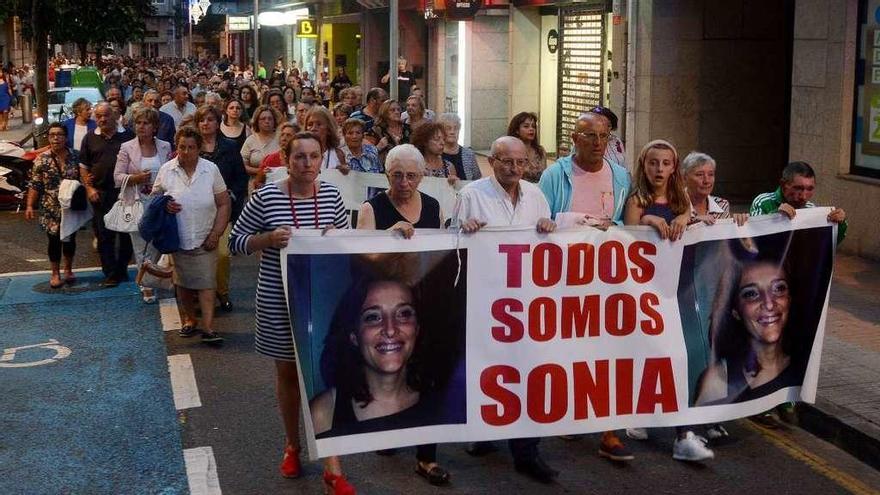 Una de las anteriores manifestaciones para pedir que no se deje de investigar la desaparición de Sonia Iglesias. // Rafa Vázquez