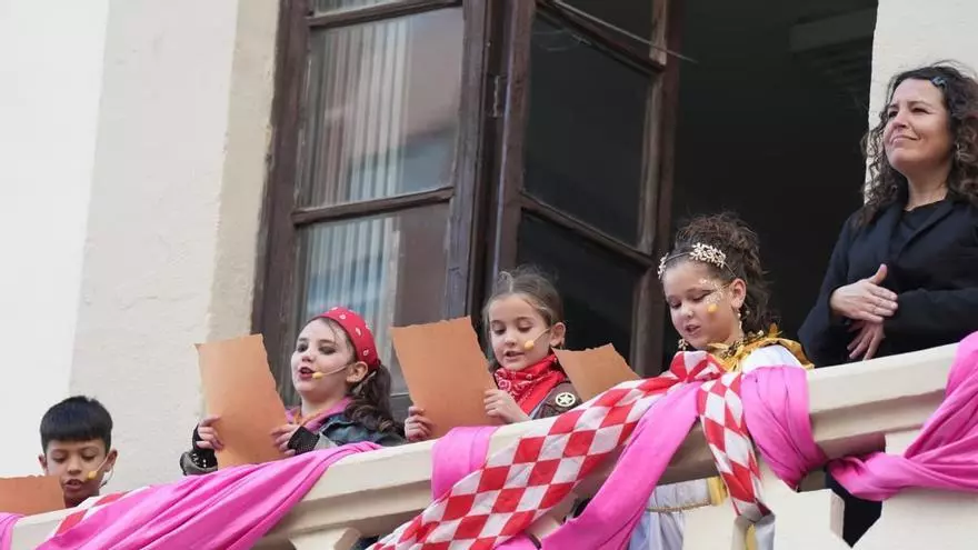 La crida infantil inaugura el Carnaval del Grau que mira de reojo al fuerte viento