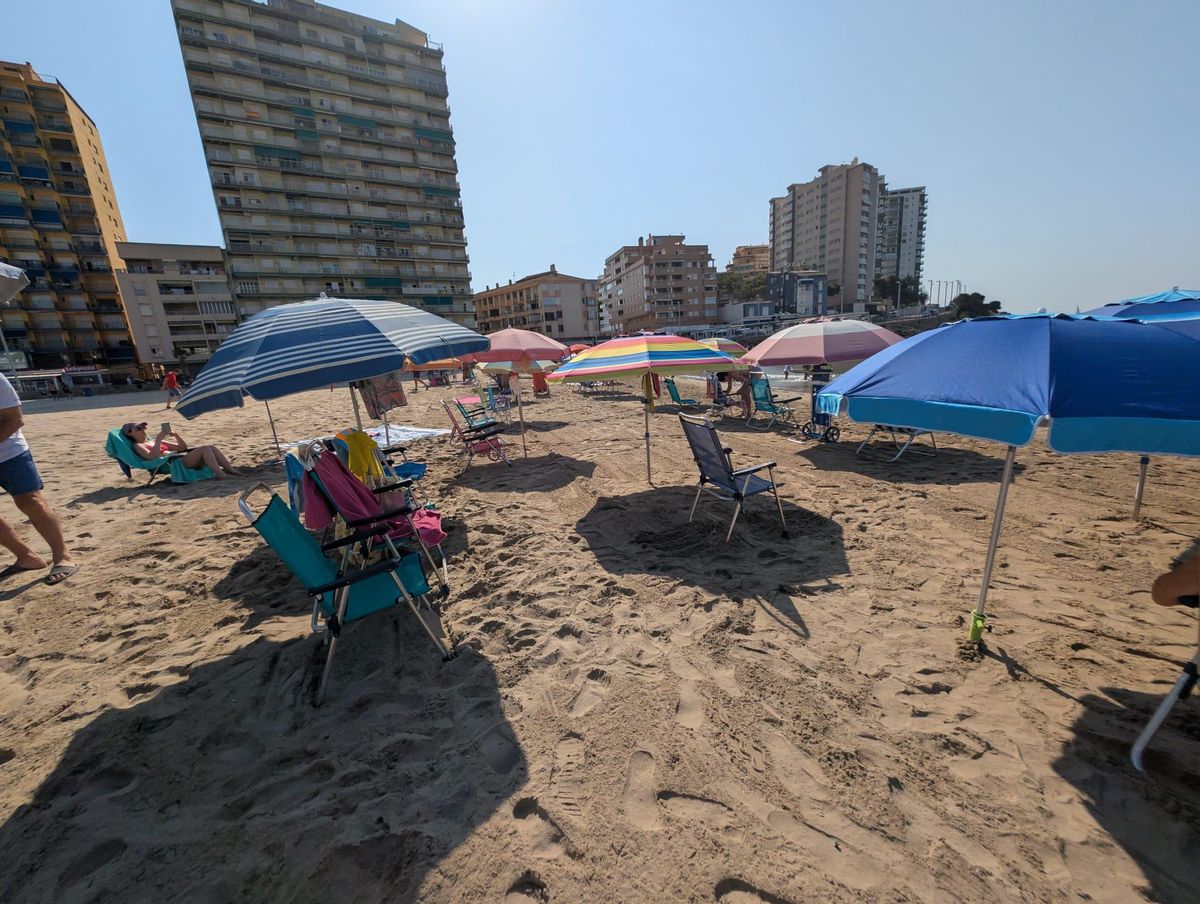 Ver sillas y sombrillas vacías se ha convertido en algo habitual cada verano en Orpesa.