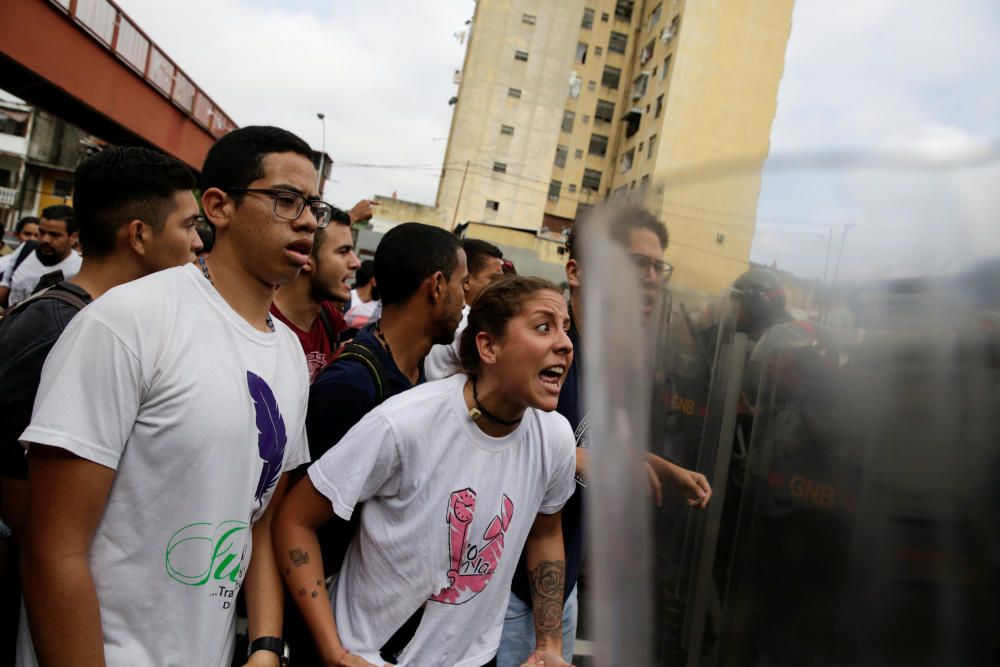 Centenares de personas han salido a las calles para protestar contra las últimas maniobras del régimen de Maduro.