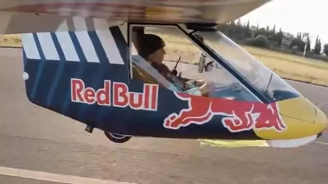 ¡Fantasía pura! Un equipo ciclista remolca un avión y... ¡lo hace despegar!