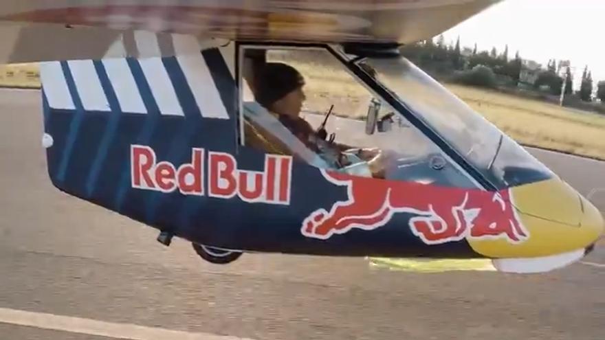 ¡Fantasía pura! Un equipo ciclista remolca un avión y... ¡lo hace despegar!