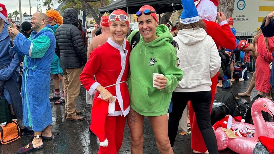 Rosa Oller i Mireia Ventura abans de llançar-se a l'aigua