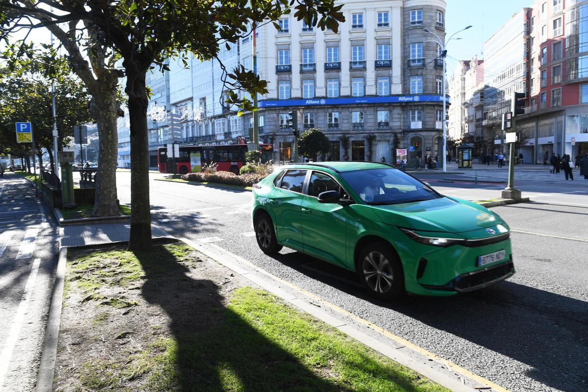 Un vehículo VTC de Bolt circulando por la ciudad