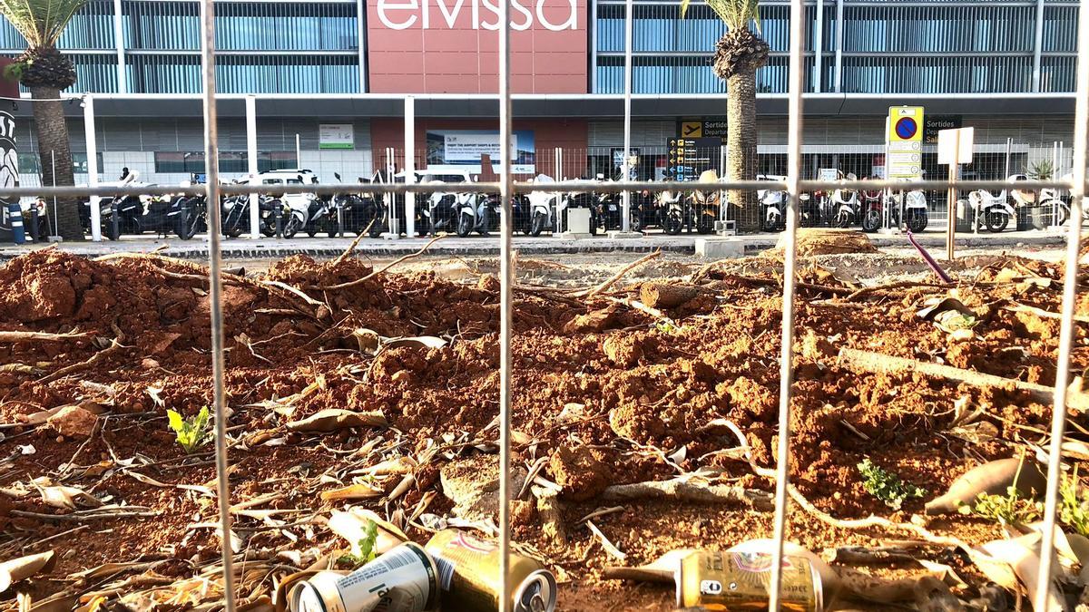 Obras en el aparcamiento del aeropuerto de Ibiza.