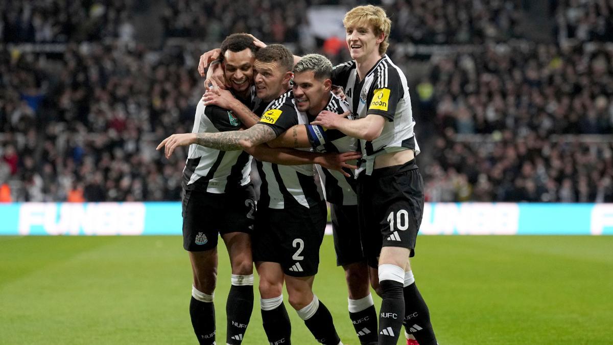 Jacob Muprhy celebra su gol con Trippier, Guimaraes y Gordon