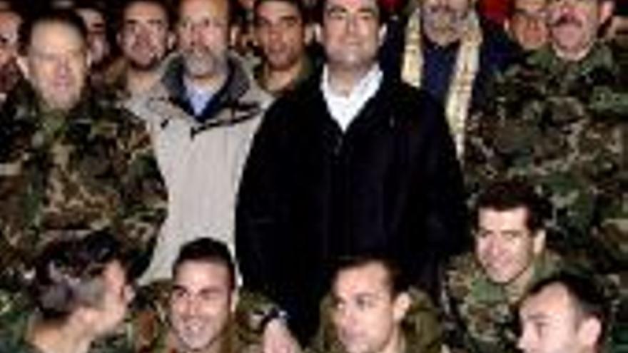 Bono transmite a los militares en Bosnia el apoyo de Juan Carlos