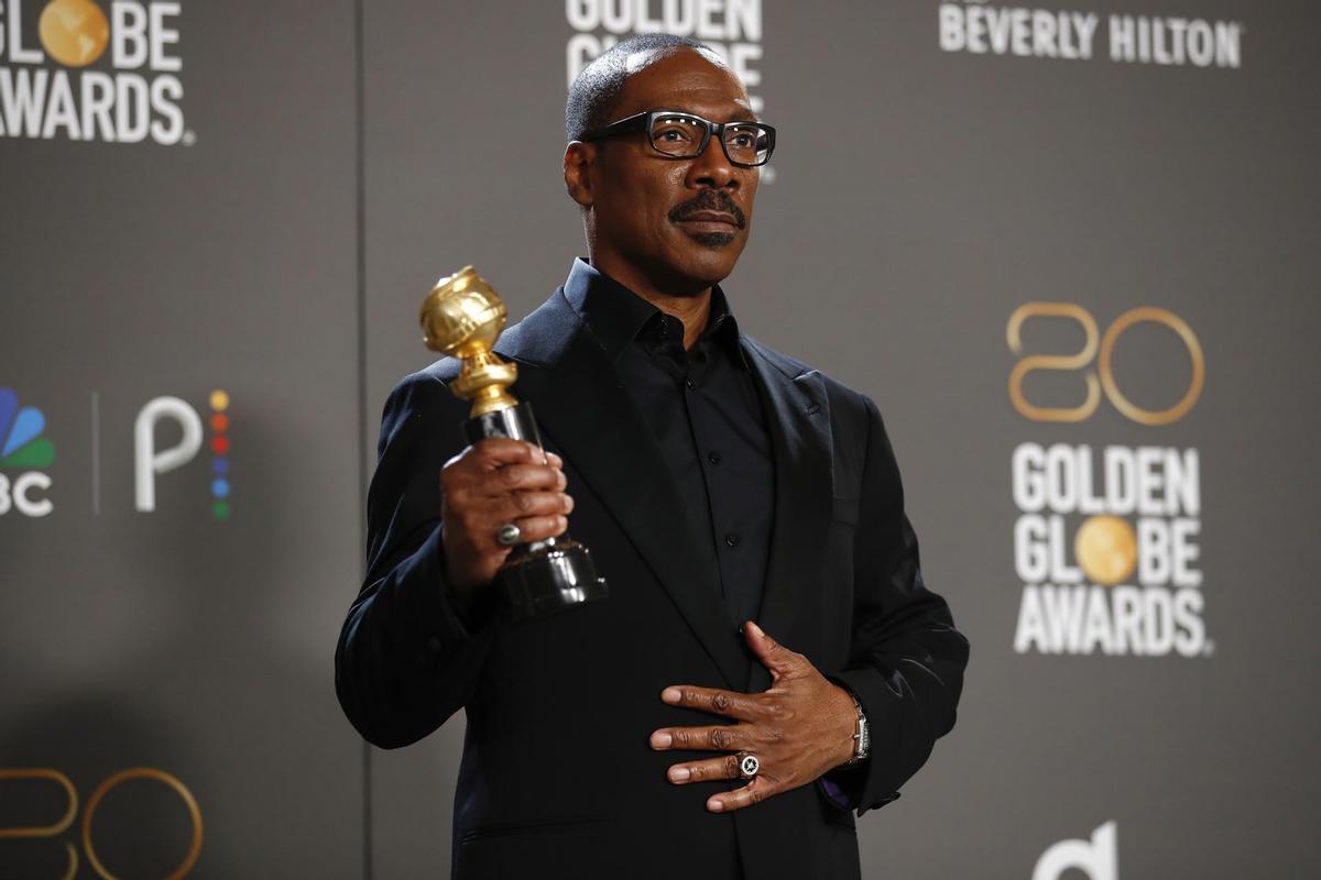 Eddie Murphy muestra su premio Cecil B. DeMille.