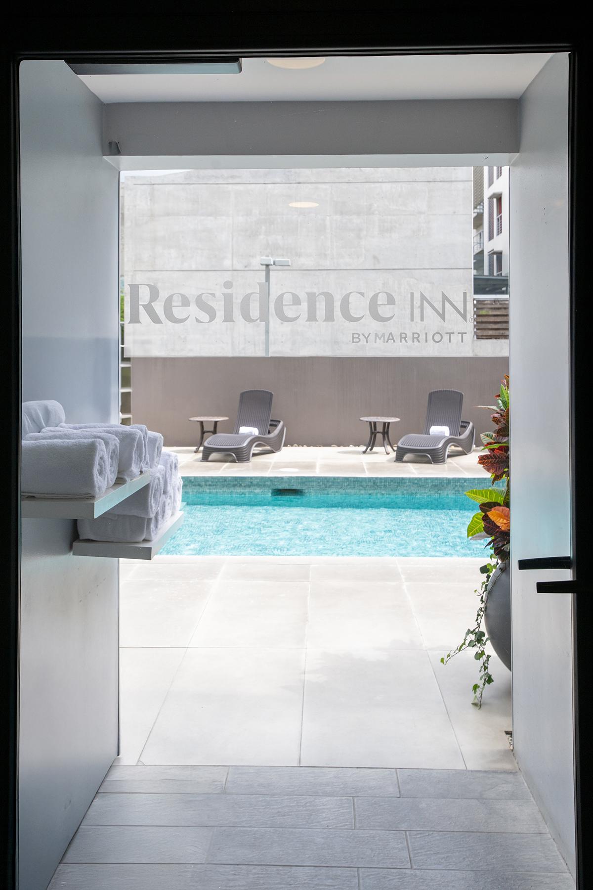La piscina del Residence Inn San José Escazú completa la propuesta de un alojamiento pensado para familias y estancias flexibles en una de las zonas más dinámicas de la capital costarricense.