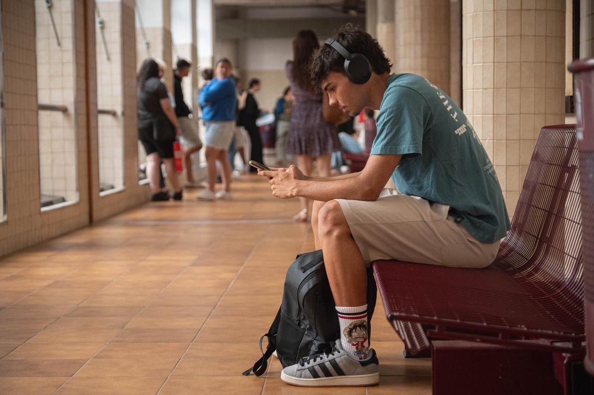 Un alumno espera para entrar en un aula de la Universidad de La Laguna.