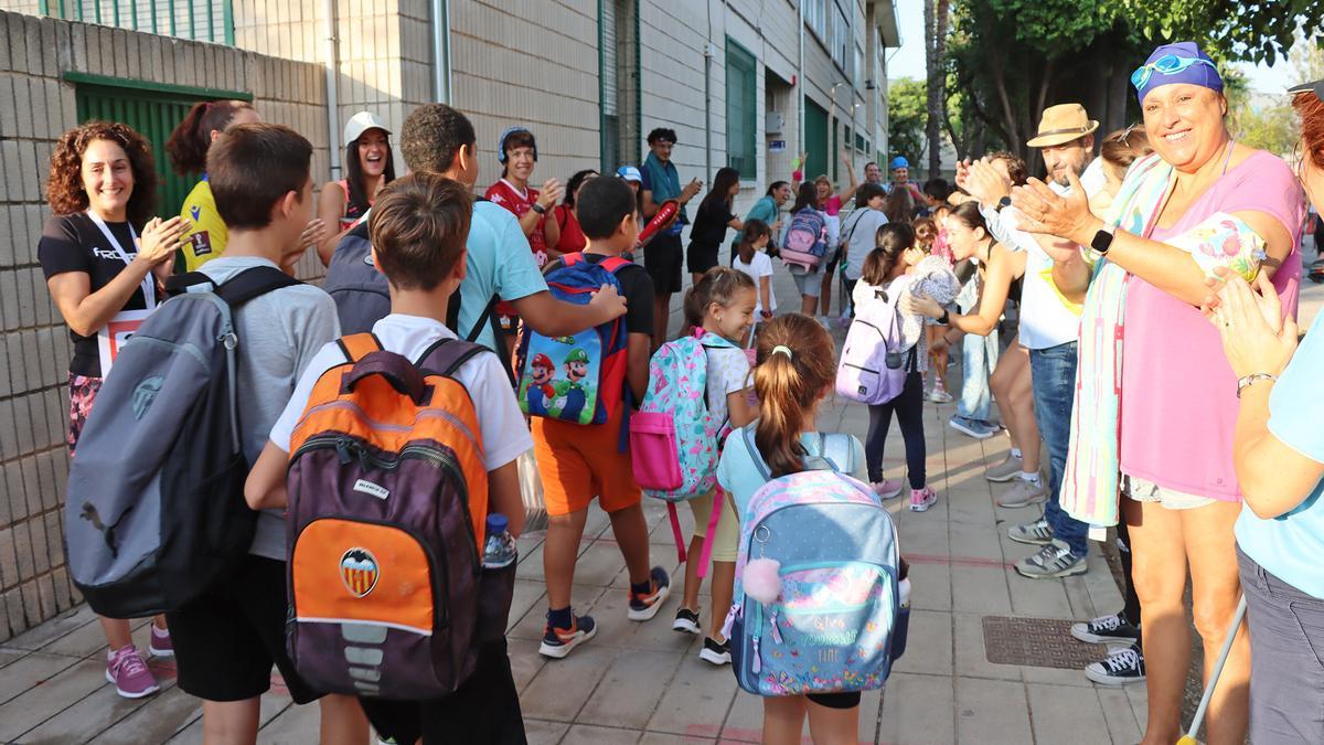 Los alumnos han iniciado esta mañana el curso tres días más tarde de lo programado