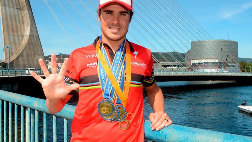 Javier Gómez Noya, cinco veces campeón del mundo de triatlón, ayer en Pontevedra. // Rafa Vázquez