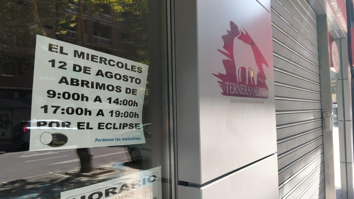 Un establecimiento que adelanta la hora de cierre, este miércoles, para ver el eclipse.