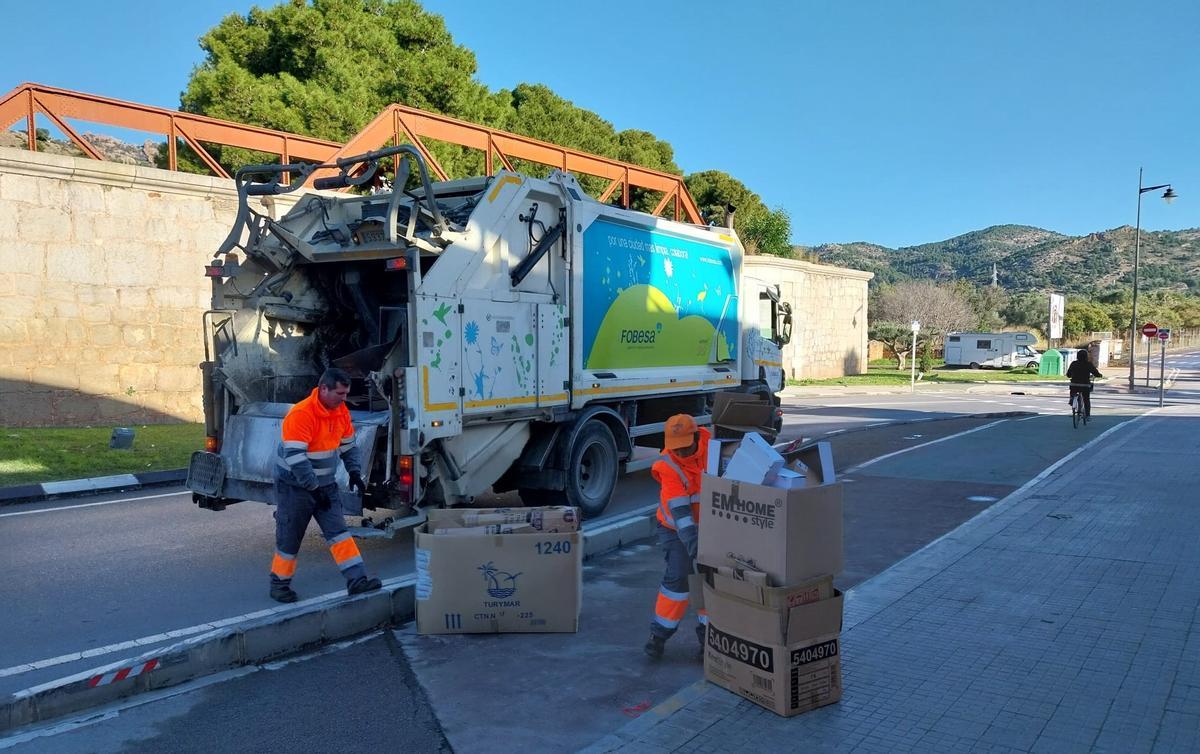Trabajadores desarrollando la tarde de recogida de cartón de establecimientos.