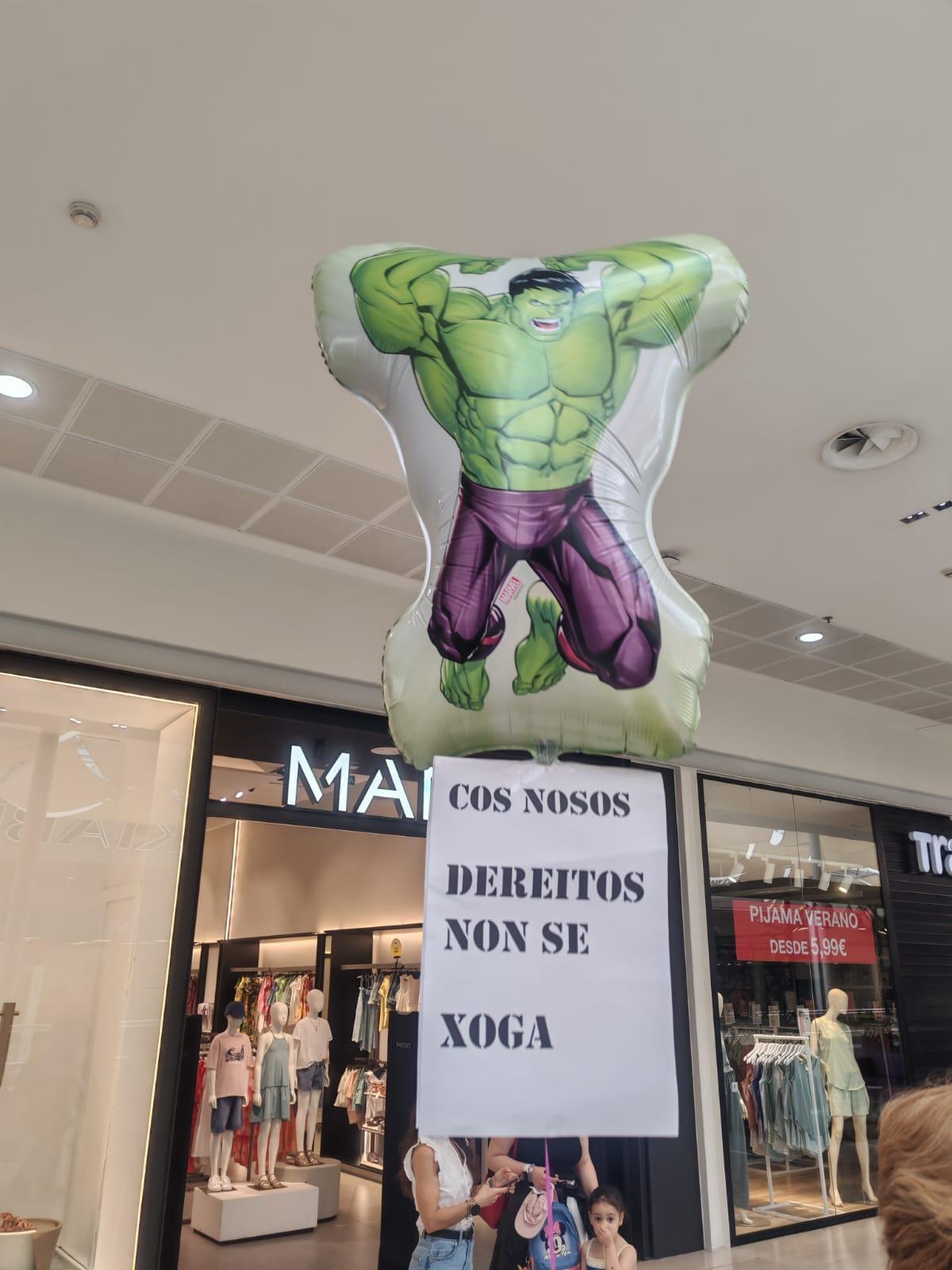 Manifestantes delante de una tienda de Mango en Ferrol