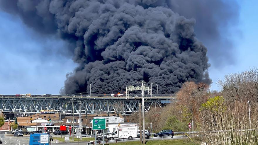 La columna de humo producida por el incendio tras el accidente.