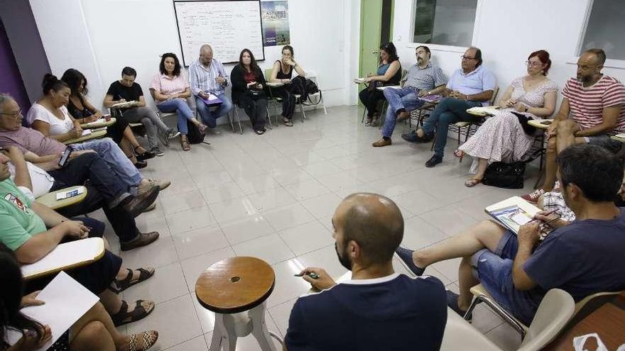 Un momento de la reunión del consejo ciudadano de Podemos de Gijón.