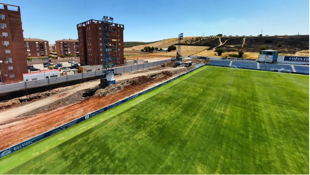 El estadio del Linares está en obras de reforma, lo que limita de forma notable su aforo.