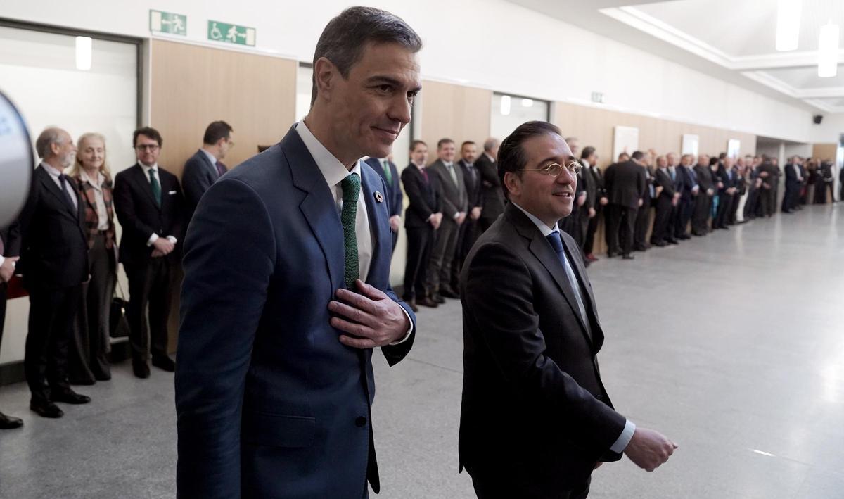 Pedro Sánchez y José Manuel Albares en la conferencia de embajadores celebrada en Madrid.