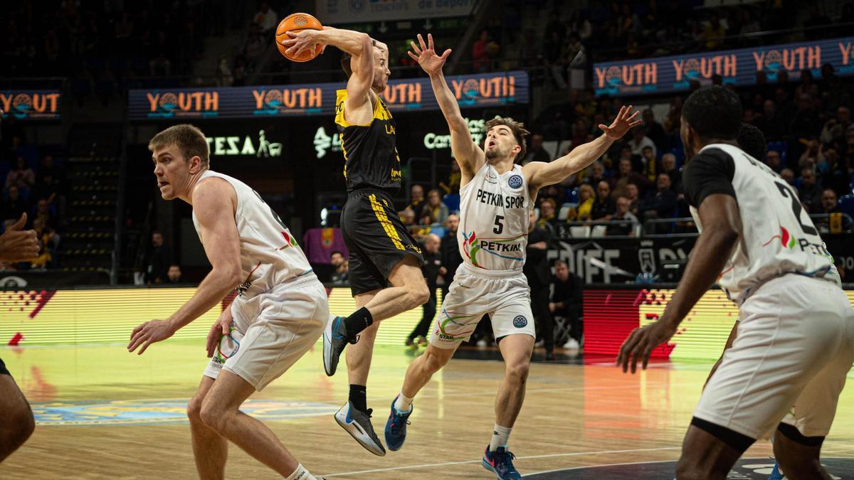 Huertas pasa el balón ante la defensa de Van Beck wen el Canarias-Petkimspor del pasado curso.