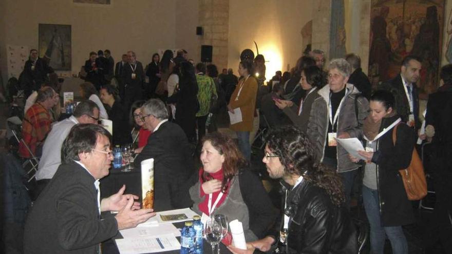 Empresarios dialogan con operadores turísticos en el marco del encuentro comercial. Foto