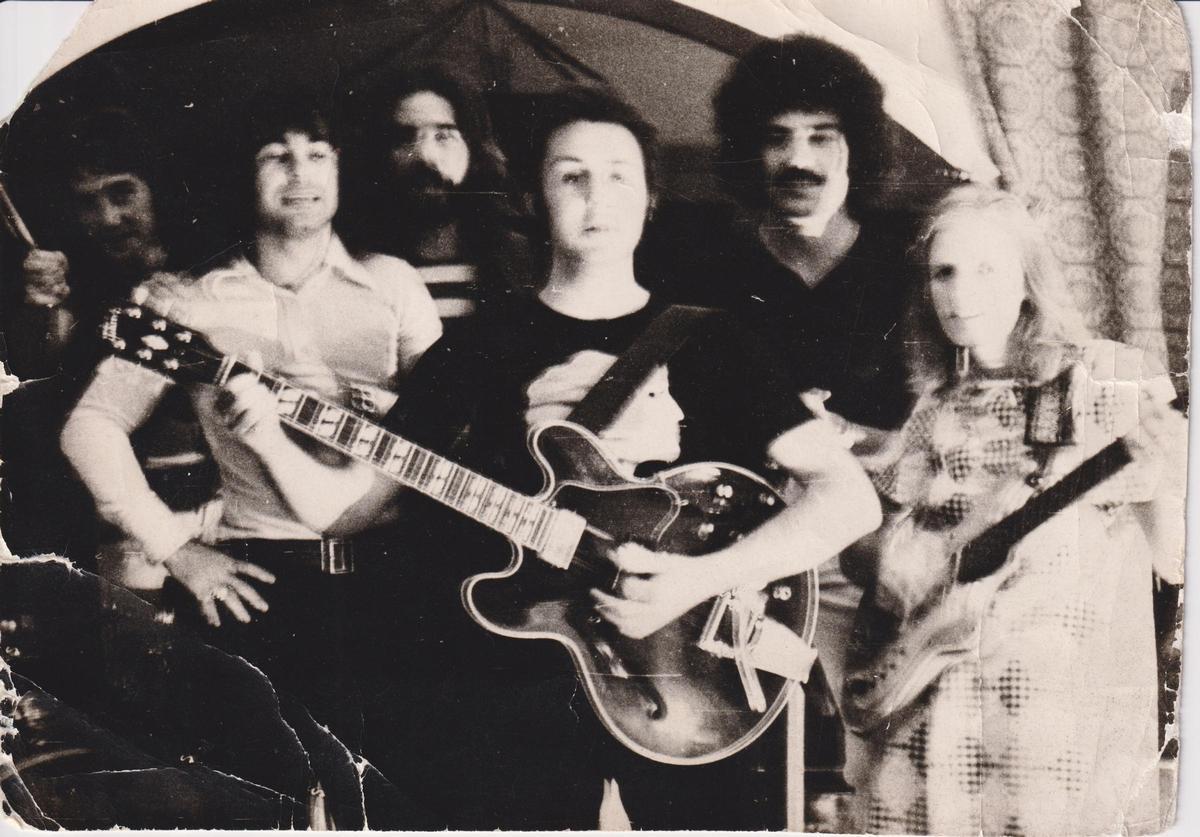 PAUL Y LINDA MCCARTNEY CON LOS MÚSICOS DEL HOTEL, KIKE Y TONY.