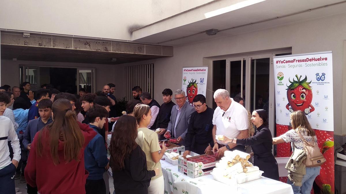Jóvenes del IES Carmen Pantión de Priego durante la actividad promocional del aceite y las fresas, este martes.