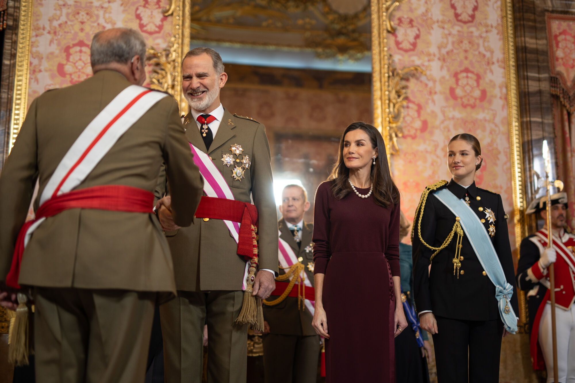 El Rey Felipe VI, la Reina Letizia y la Princesa Leonor, durante la Pascua Militar, en el Palacio Real, a 6 de enero de 2025, en Madrid (España). La Pascua Militar es una ceremonia que celebra la recuperación de la localidad menorquina de Mahón el 6 de enero de 1782, que se encontraba en poder de los ingleses, durante la cual se realiza un balance de las vicisitudes del año anterior y se marcan las líneas de acción que se desarrollarán en el siguiente. Durante el acto, se rinden honores mediante el himno nacional y una salva de 21 cañonazos, y el Rey Felipe VI pasa revista. Posteriormente, se realiza la imposición de condecoraciones militares a aquellos civiles y miembros de las Fuerzas Armadas que se han hecho acreedores de ellas durante el año vencido. 06 ENERO 2025 Alejandro Martínez Vélez / Europa Press 06/01/2025. Alejandro Martínez Vélez;